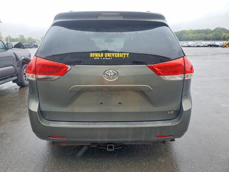 69334226 :رقم المزاد ، 5TDKK3DC2BS086002 vin ، 2011 Toyota Sienna مزاد بيع