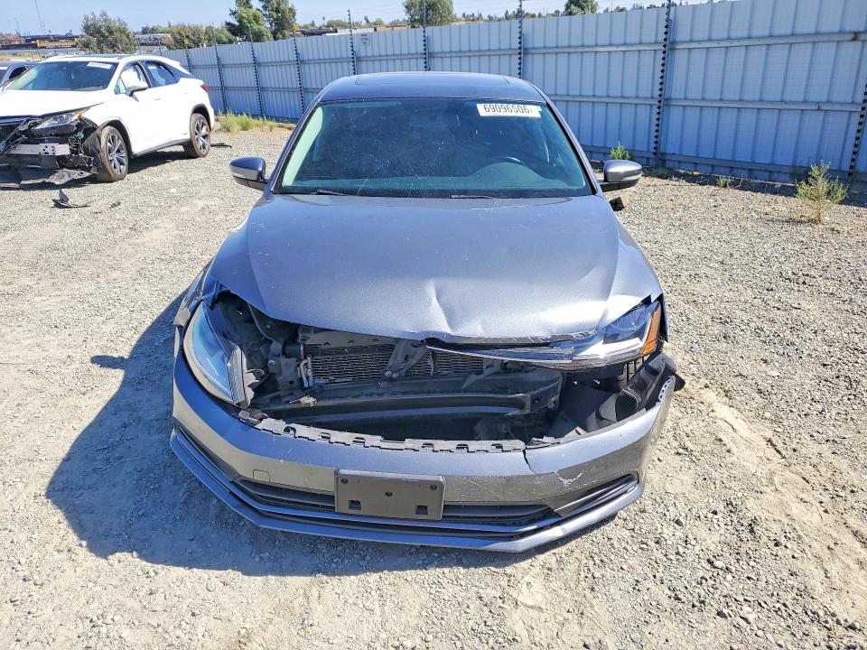 69096506 :رقم المزاد ، 3VWDB7AJ6JM227541 vin ، 2018 Volkswagen Jetta مزاد بيع