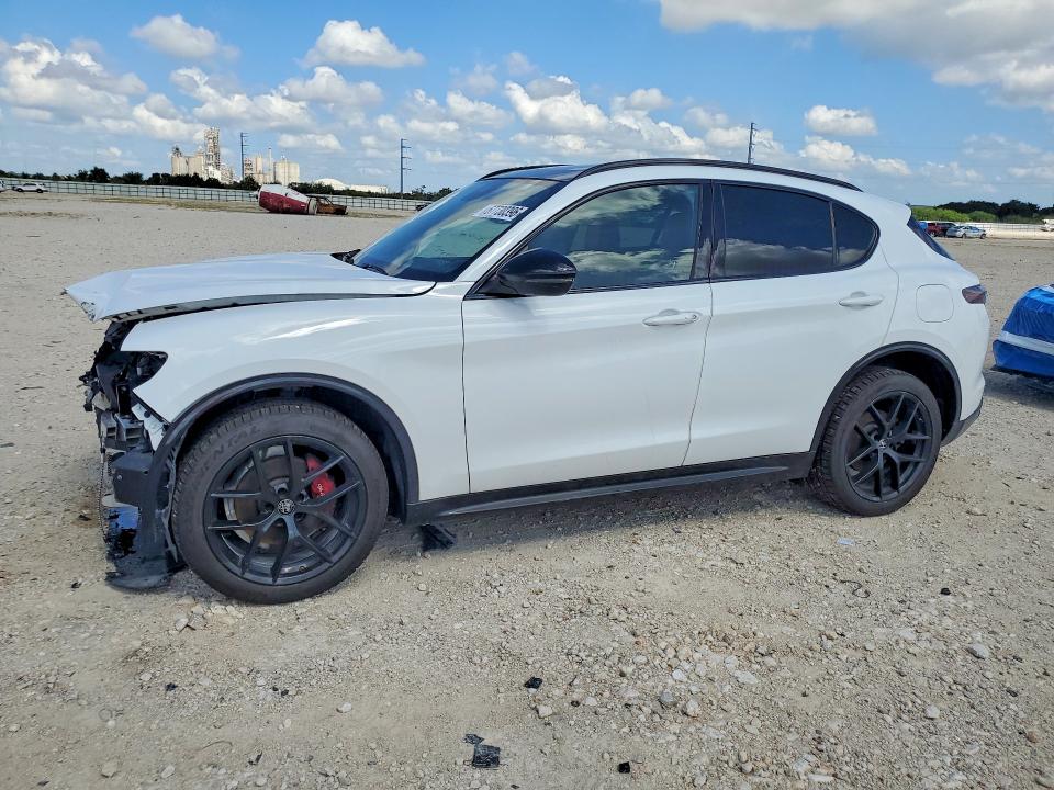 Продажа на аукционе авто 2021 Alfa Romeo Stelvio, vin: ZASPAKBN4M7D19261, номер лота: 67730396