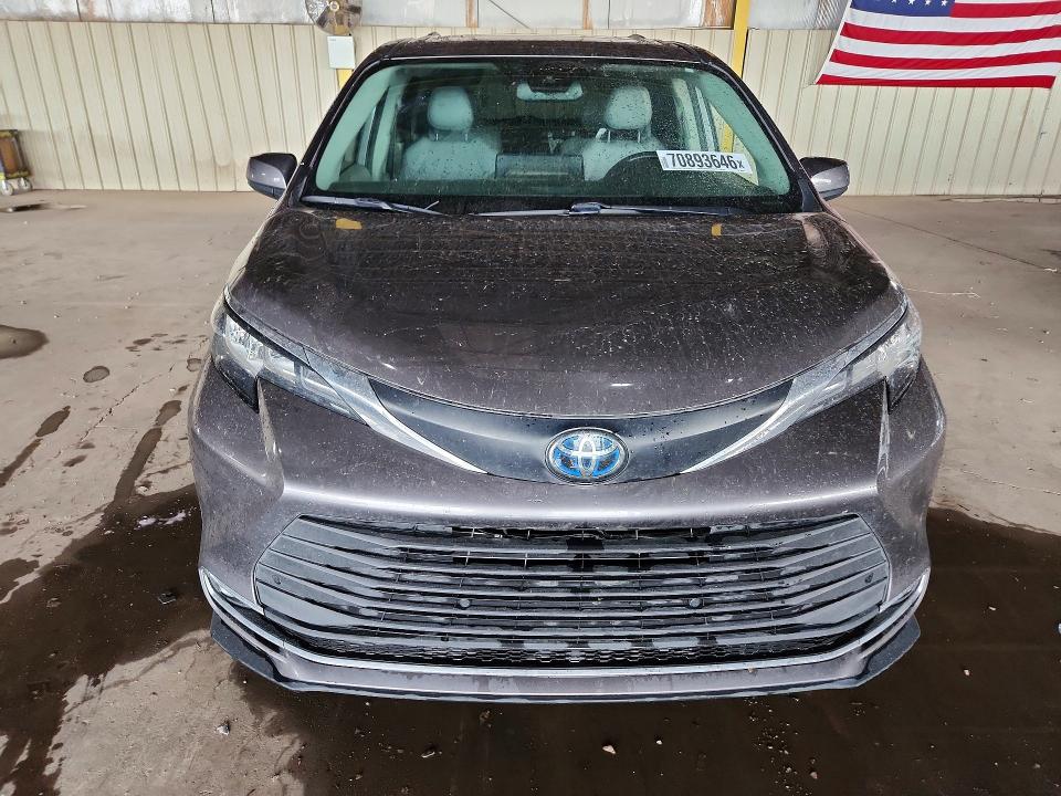 Auction sale of the 2021 Toyota Sienna, vin: 5TDYRKEC4MS062575, lot number: 70893646