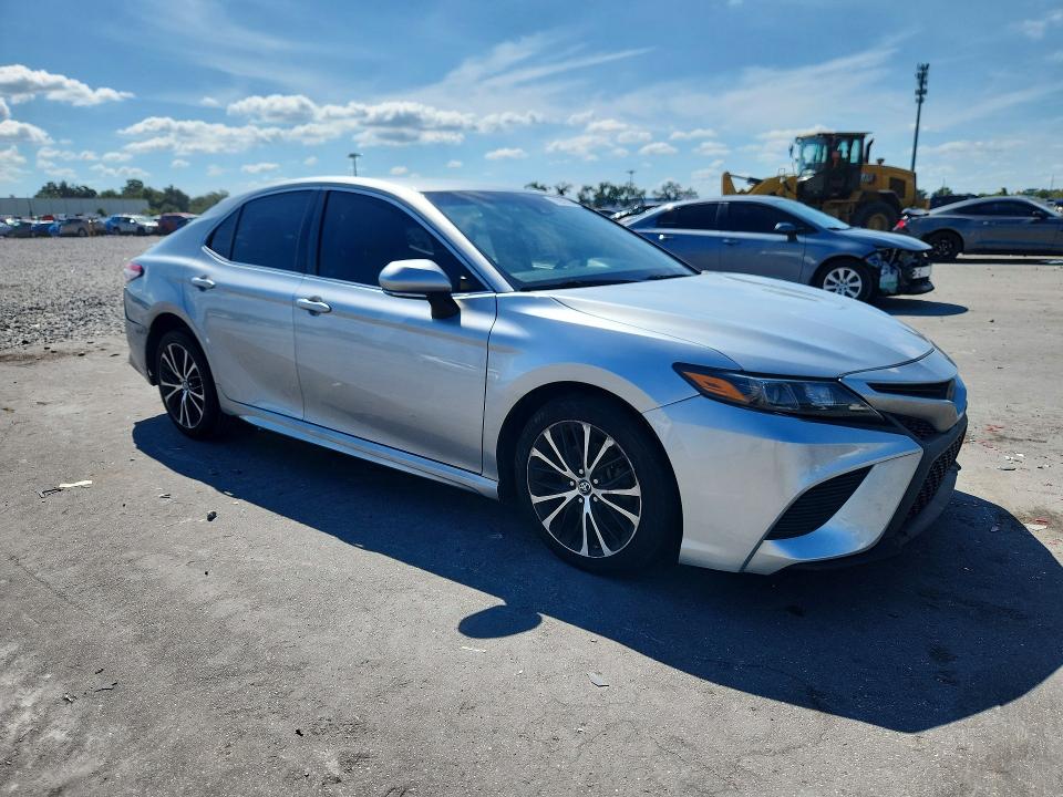 70850306 :رقم المزاد ، 4T1B11HK0JU636876 vin ، 2018 Toyota Camry مزاد بيع