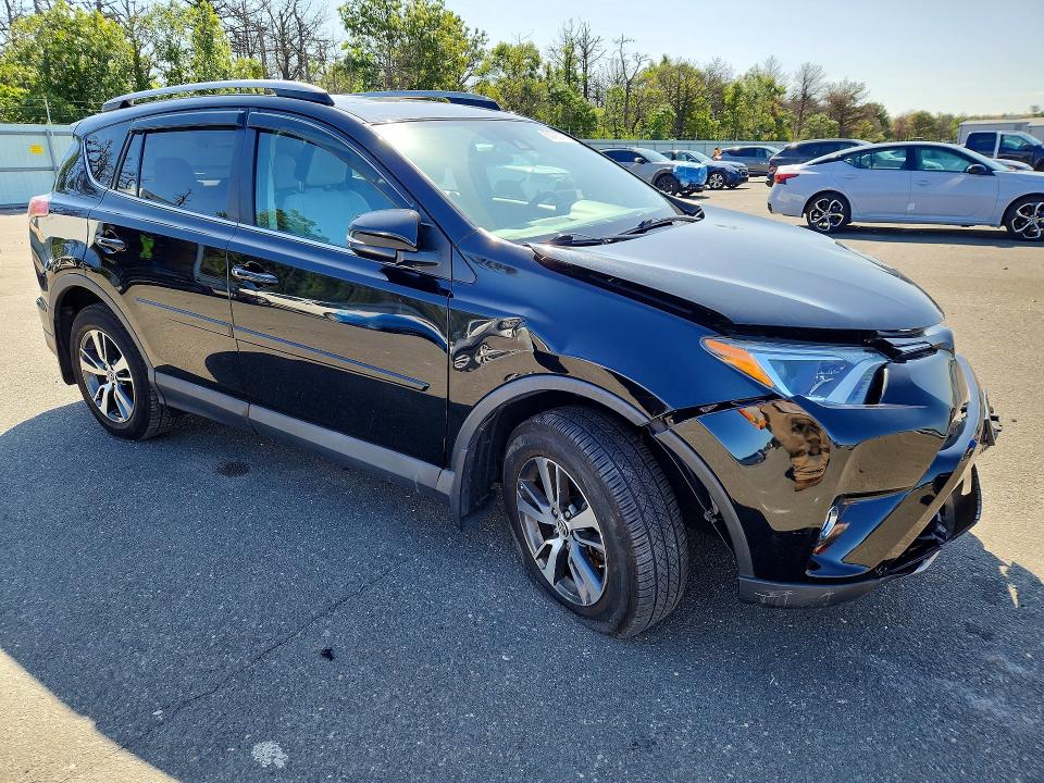Продаж на аукціоні авто 2018 Toyota Rav4, vin: 2T3RFREV0JW825435, номер лоту: 68788716
