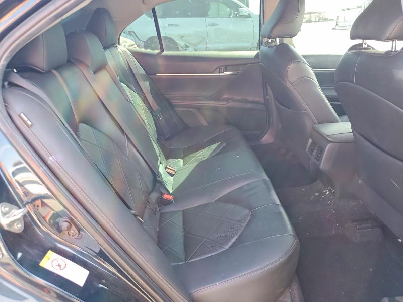 67895486 :رقم المزاد ، 4T1B11HK5JU553606 vin ، 2018 Toyota Camry مزاد بيع