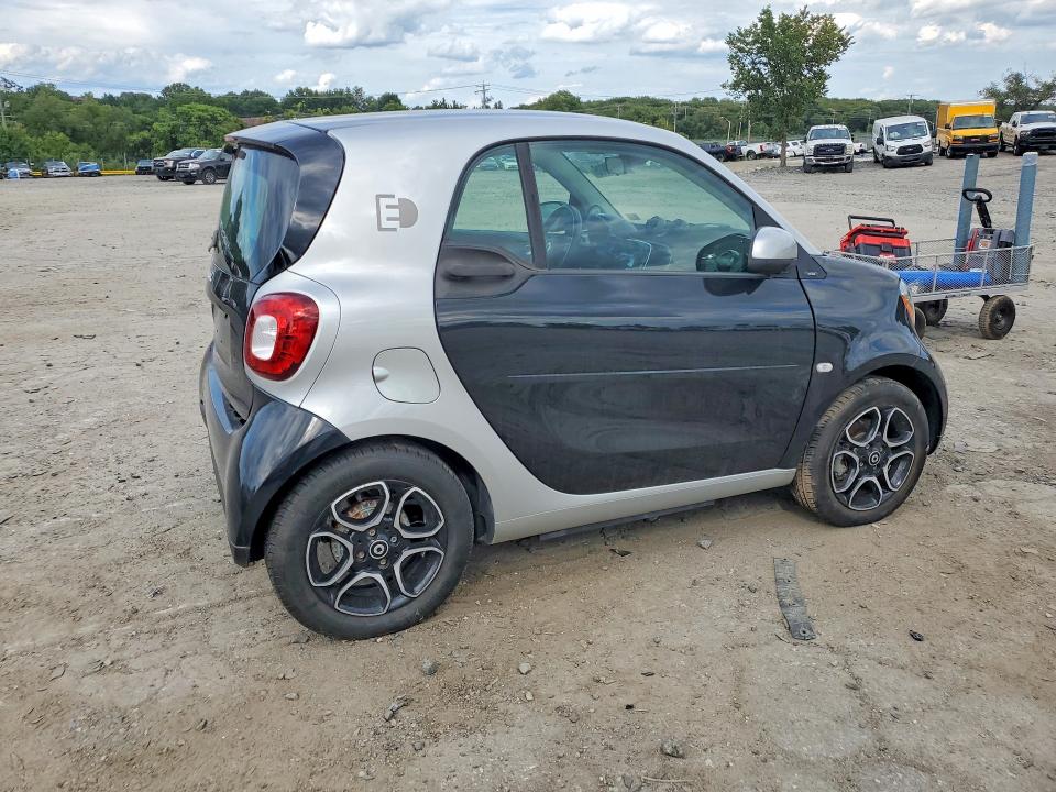 68653916 :رقم المزاد ، WMEFJ9BA4HK235018 vin ، 2017 Smart Fortwo مزاد بيع