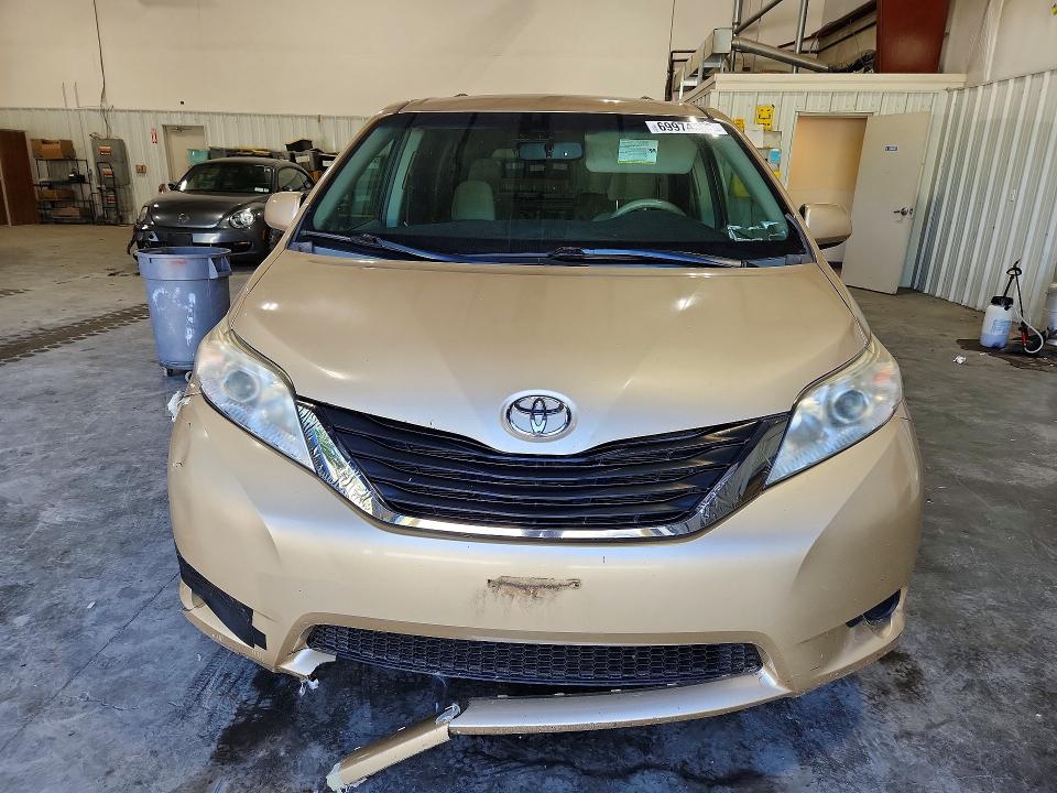69974576 :رقم المزاد ، 5TDKK3DC0BS006616 vin ، 2011 Toyota Sienna مزاد بيع