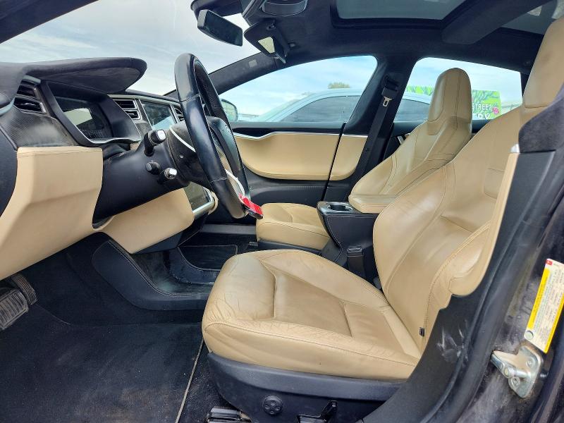 68809076 :رقم المزاد ، 5YJSA1V28FF097383 vin ، 2015 Tesla Model S مزاد بيع