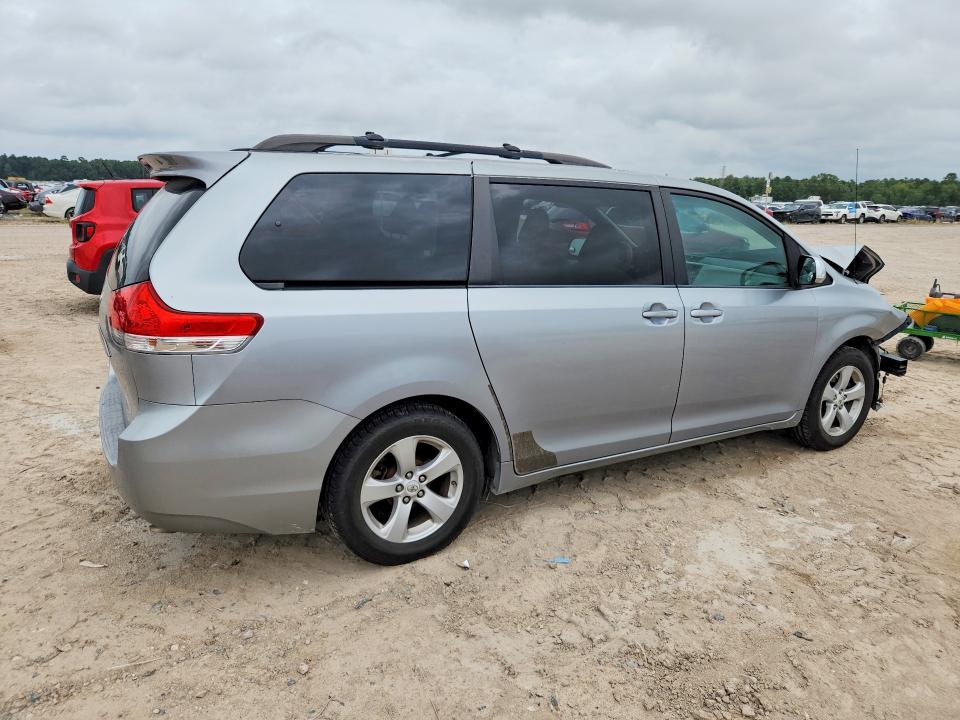 67642326 :رقم المزاد ، 5TDKK3DCXBS068444 vin ، 2011 Toyota Sienna مزاد بيع