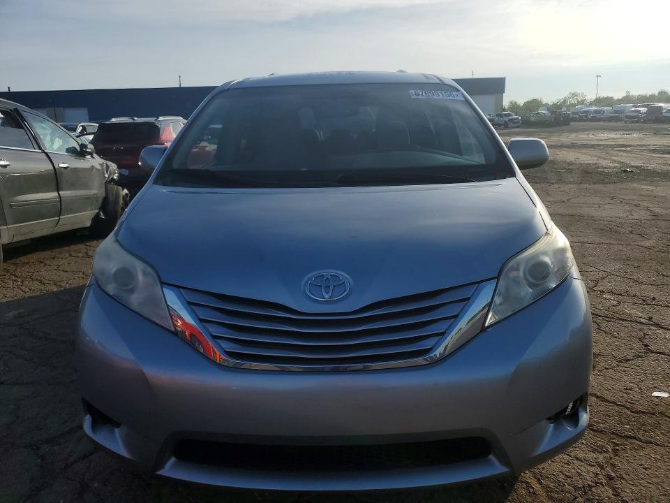 67699156 :رقم المزاد ، 5TDKK3DC8FS565997 vin ، 2015 Toyota Sienna مزاد بيع