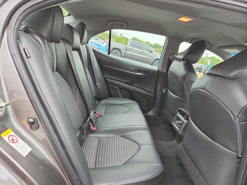 69455696 :رقم المزاد ، 4T1B11HK7JU599776 vin ، 2018 Toyota Camry مزاد بيع