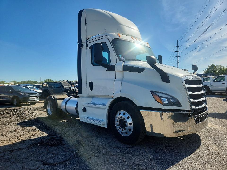 68049406 :رقم المزاد ، 1FUBHTDV2LLLX7482 vin ، 2020 Freightliner Cascadia 116 مزاد بيع