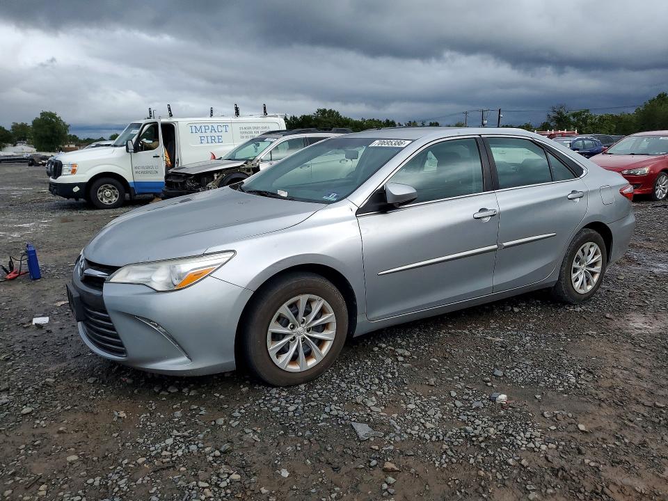 70695386 :رقم المزاد ، 4T1BF1FK3HU699677 vin ، 2017 Toyota Camry مزاد بيع