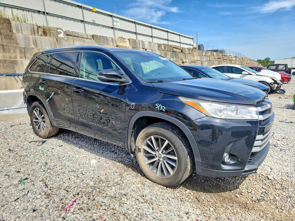 55885686 :رقم المزاد ، 5TDJZRFH4HS417187 vin ، 2017 Toyota Highlander مزاد بيع