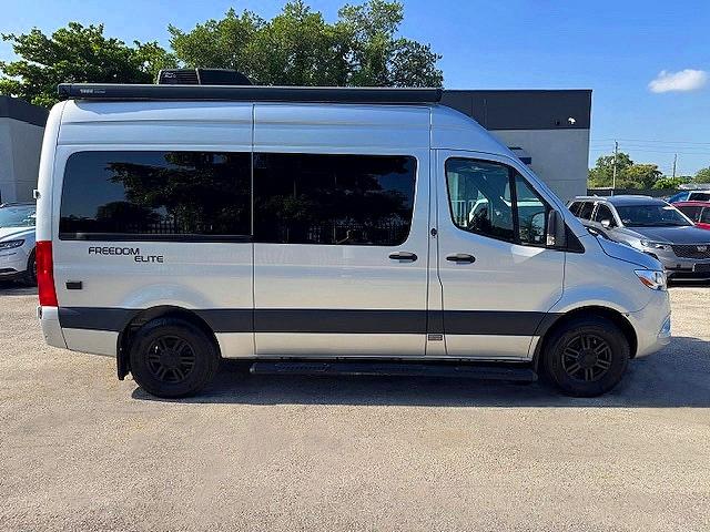 68984336 :رقم المزاد ، W1X4EBHY0NP484324 vin ، 2022 Mercedes-benz Sprinter مزاد بيع