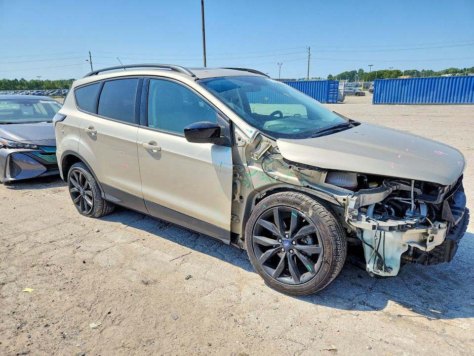 67669276 :رقم المزاد ، 1FMCU0GD7HUE44096 vin ، 2017 Ford Escape مزاد بيع