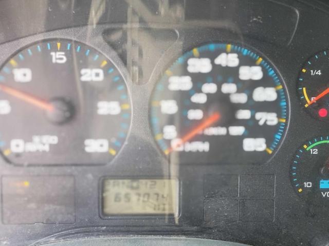 71006076 :رقم المزاد ، 1HTMMAAM42H525938 vin ، 2002 International 4000 مزاد بيع