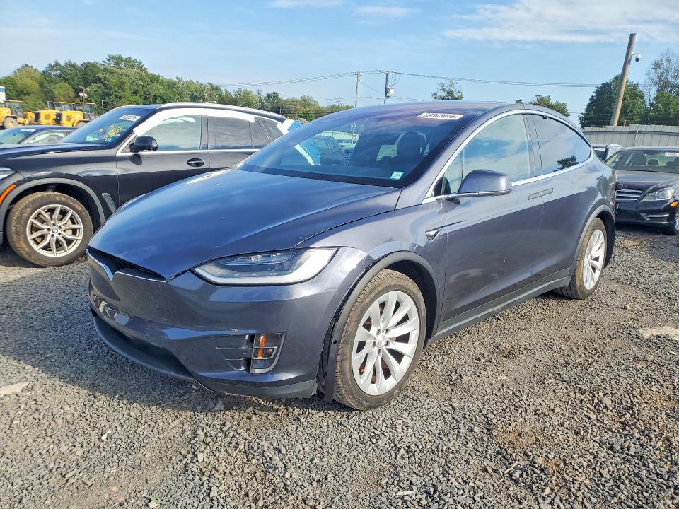 69343946 :رقم المزاد ، 5YJXCAE22JF138308 vin ، 2018 Tesla Model X مزاد بيع
