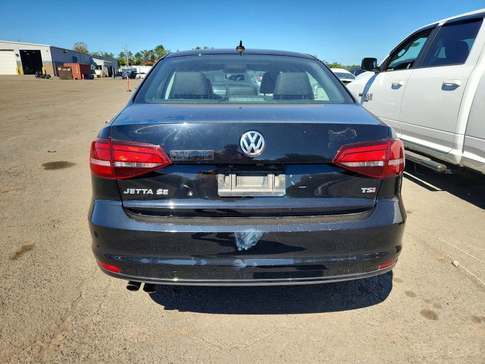 67702616 :رقم المزاد ، 3VWDB7AJ1JM261905 vin ، 2018 Volkswagen Jetta مزاد بيع