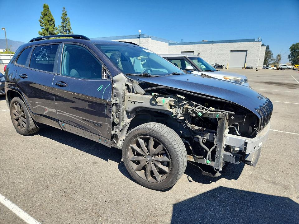 68779246 :رقم المزاد ، 1C4PJLCB6JD588393 vin ، 2018 Jeep Cherokee مزاد بيع
