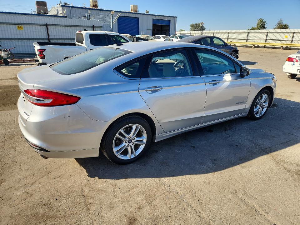 70702566 :رقم المزاد ، 3FA6P0UUXJR227125 vin ، 2018 Ford Fusion مزاد بيع