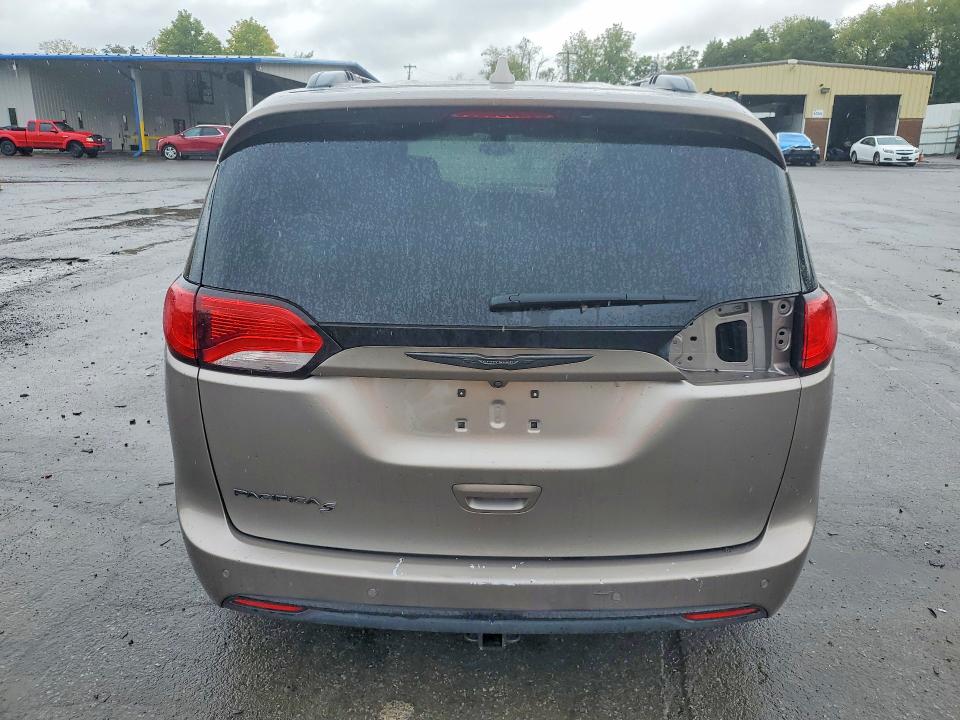 70831916 :رقم المزاد ، 2C4RC1FG3JR237193 vin ، 2018 Chrysler Pacifica مزاد بيع