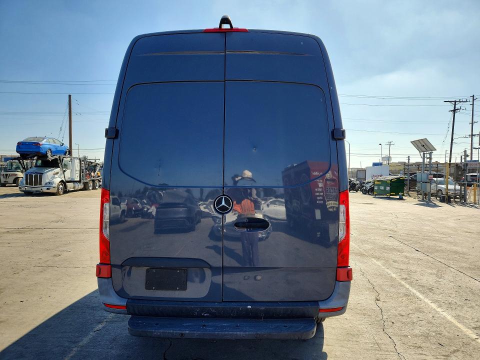 67667686 :رقم المزاد ، W1Y4DBHY5NT103783 vin ، 2022 Mercedes-benz Sprinter مزاد بيع