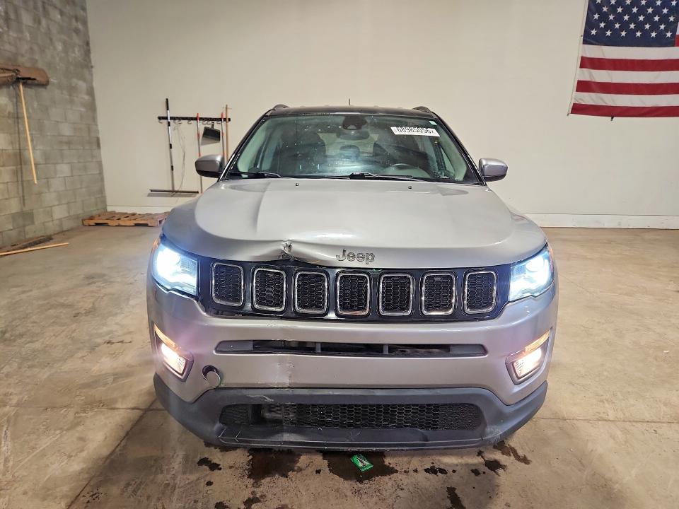 68985056 :رقم المزاد ، 3C4NJDBB2JT263586 vin ، 2018 Jeep Compass مزاد بيع