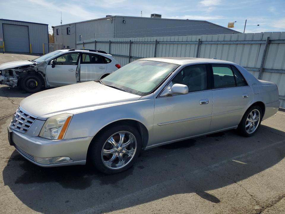 2011 Cadillac Dts მანქანა იყიდება აუქციონზე, vin: 1G6KH5E62BU136463, აუქციონის ნომერი: 70574046