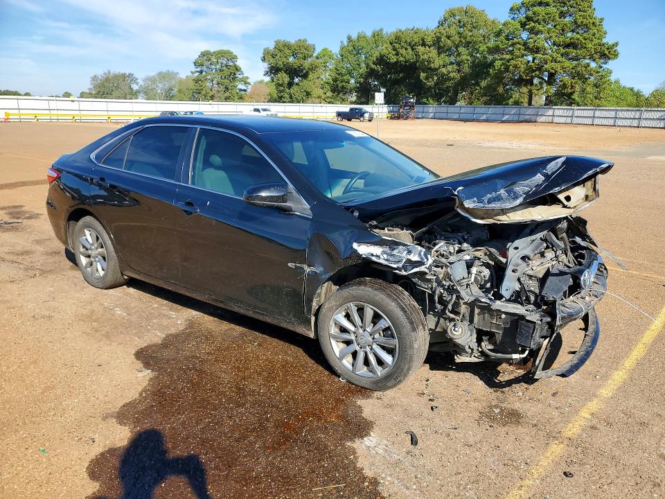 70607846 :رقم المزاد ، 4T4BF1FK8FR512615 vin ، 2015 Toyota Camry مزاد بيع