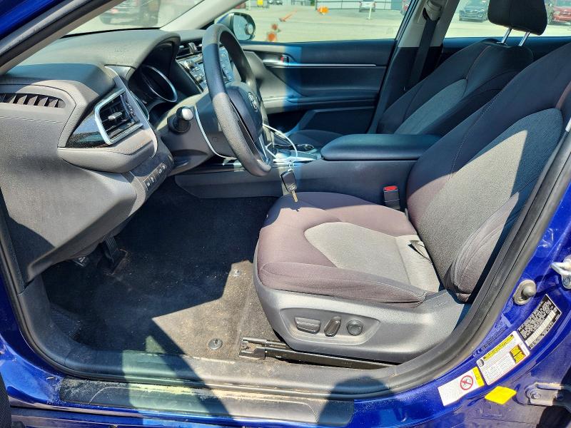 67700636 :رقم المزاد ، 4T1B11HK4JU656371 vin ، 2018 Toyota Camry مزاد بيع