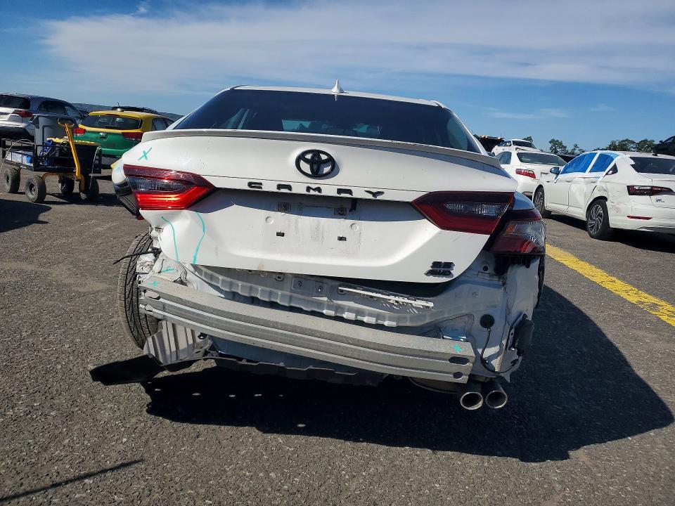 70140646 :رقم المزاد ، 4T1G11BK0MU045191 vin ، 2021 Toyota Camry مزاد بيع