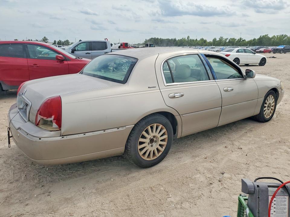 66925306 :رقم المزاد ، 1LNHM82WX3Y622131 vin ، 2003 Lincoln Town Car مزاد بيع
