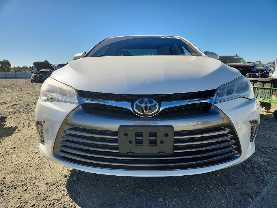 70351566 :رقم المزاد ، 4T1BK1FK2FU561332 vin ، 2015 Toyota Camry مزاد بيع