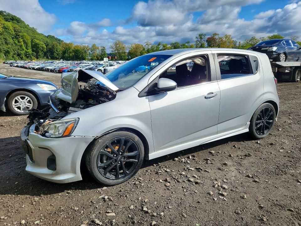 70661296 :رقم المزاد ، 1G1JD6SB1J4127675 vin ، 2018 Chevrolet Sonic مزاد بيع