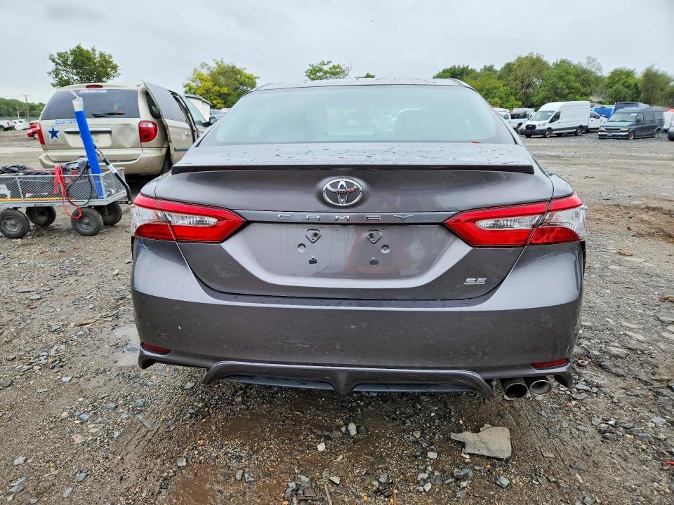 69455696 :رقم المزاد ، 4T1B11HK7JU599776 vin ، 2018 Toyota Camry مزاد بيع