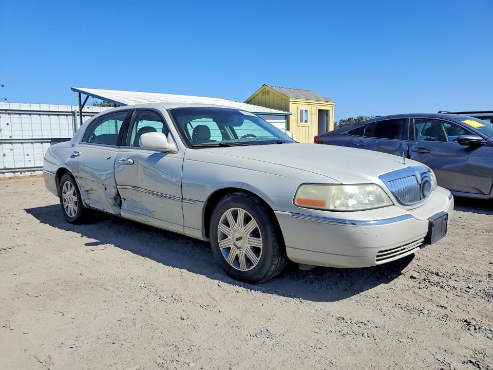 69194926 :رقم المزاد ، 1LNHM82W45Y664491 vin ، 2005 Lincoln Town Car مزاد بيع