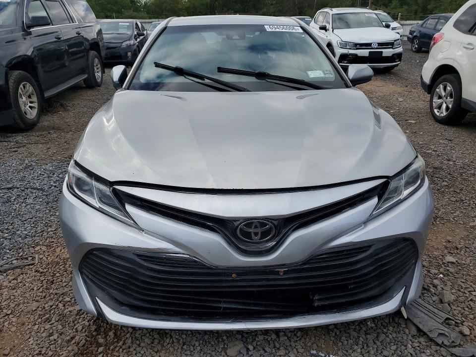 2018 Toyota Camry მანქანა იყიდება აუქციონზე, vin: 4T1B11HK2JU127873, აუქციონის ნომერი: 69456006