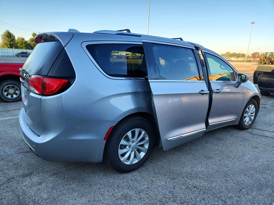 70444806 :رقم المزاد ، 2C4RC1BG2KR537654 vin ، 2019 Chrysler Pacifica مزاد بيع