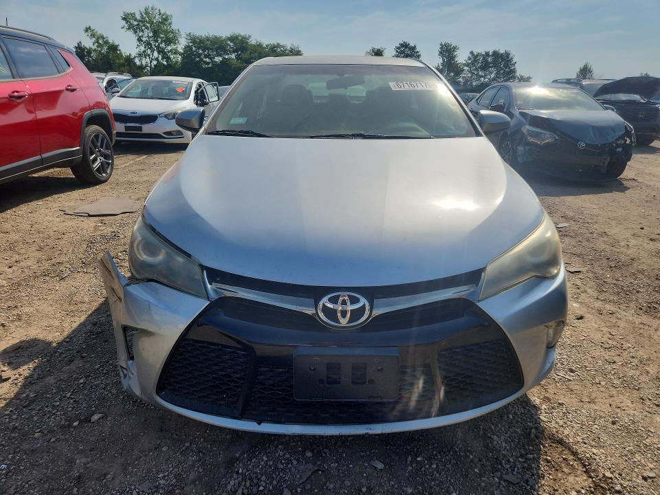67167176 :رقم المزاد ، 4T1BF1FKXFU984745 vin ، 2015 Toyota Camry مزاد بيع