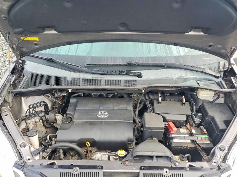 70024256 :رقم المزاد ، 5TDKK3DCXBS098365 vin ، 2011 Toyota Sienna مزاد بيع
