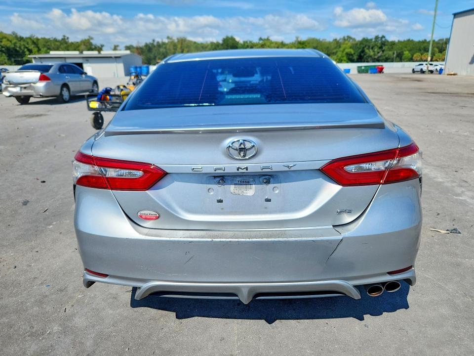 70850306 :رقم المزاد ، 4T1B11HK0JU636876 vin ، 2018 Toyota Camry مزاد بيع