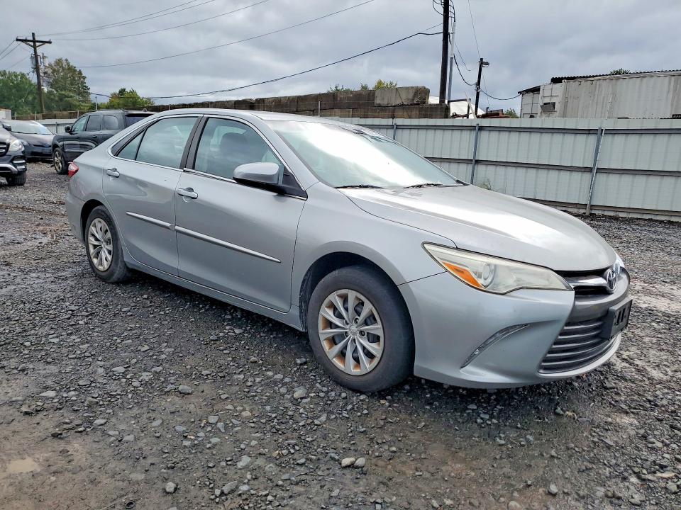 70695386 :رقم المزاد ، 4T1BF1FK3HU699677 vin ، 2017 Toyota Camry مزاد بيع