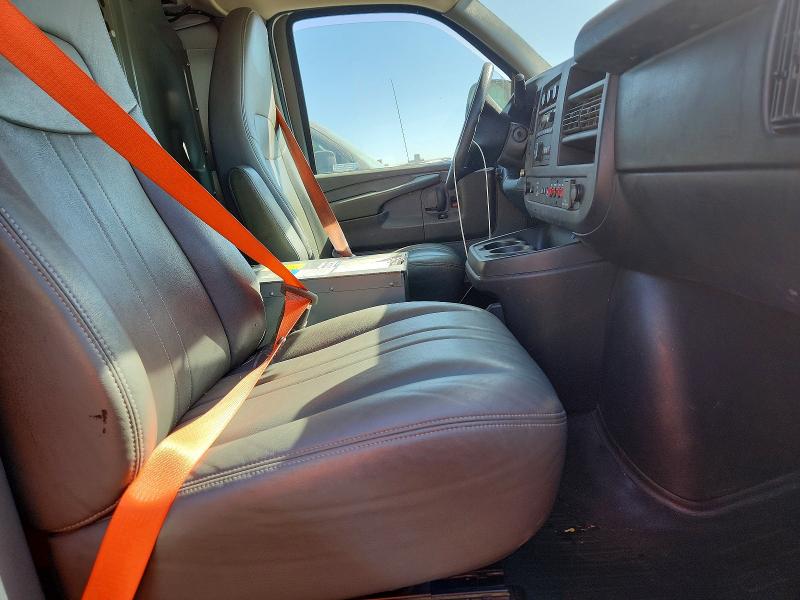 68421586 :رقم المزاد ، 1GCWGFCF7F1221977 vin ، 2015 Chevrolet Express مزاد بيع