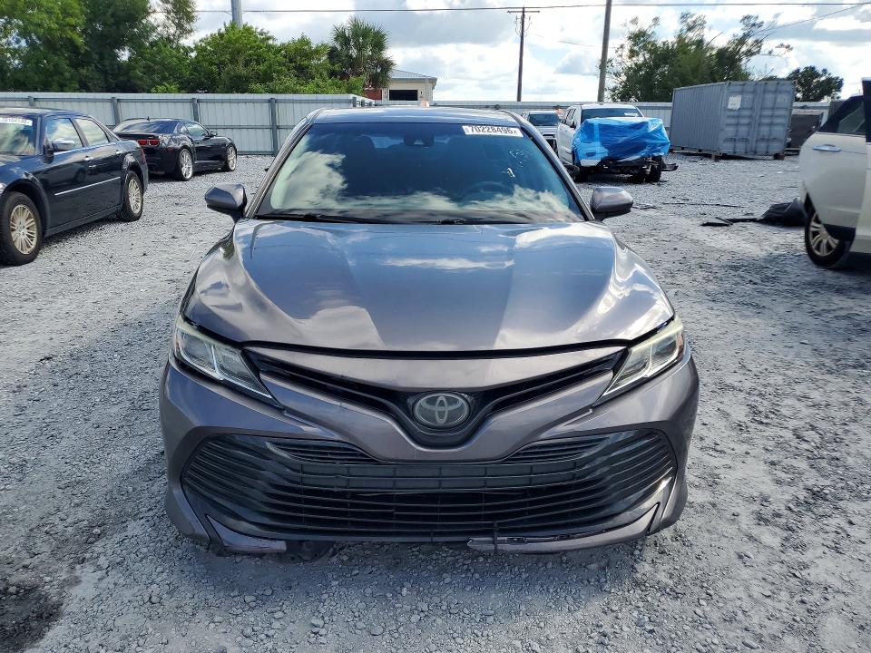 70228496 :رقم المزاد ، 4T1C11AK2LU934069 vin ، 2020 Toyota Camry مزاد بيع