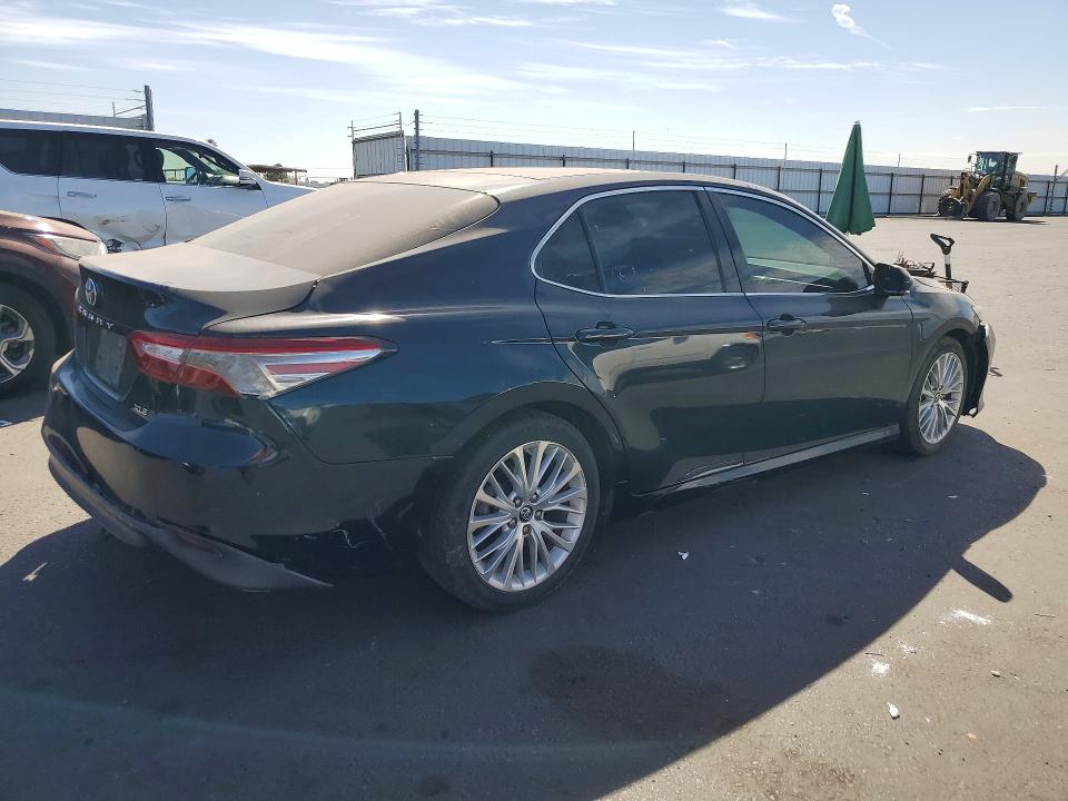 67895486 :رقم المزاد ، 4T1B11HK5JU553606 vin ، 2018 Toyota Camry مزاد بيع