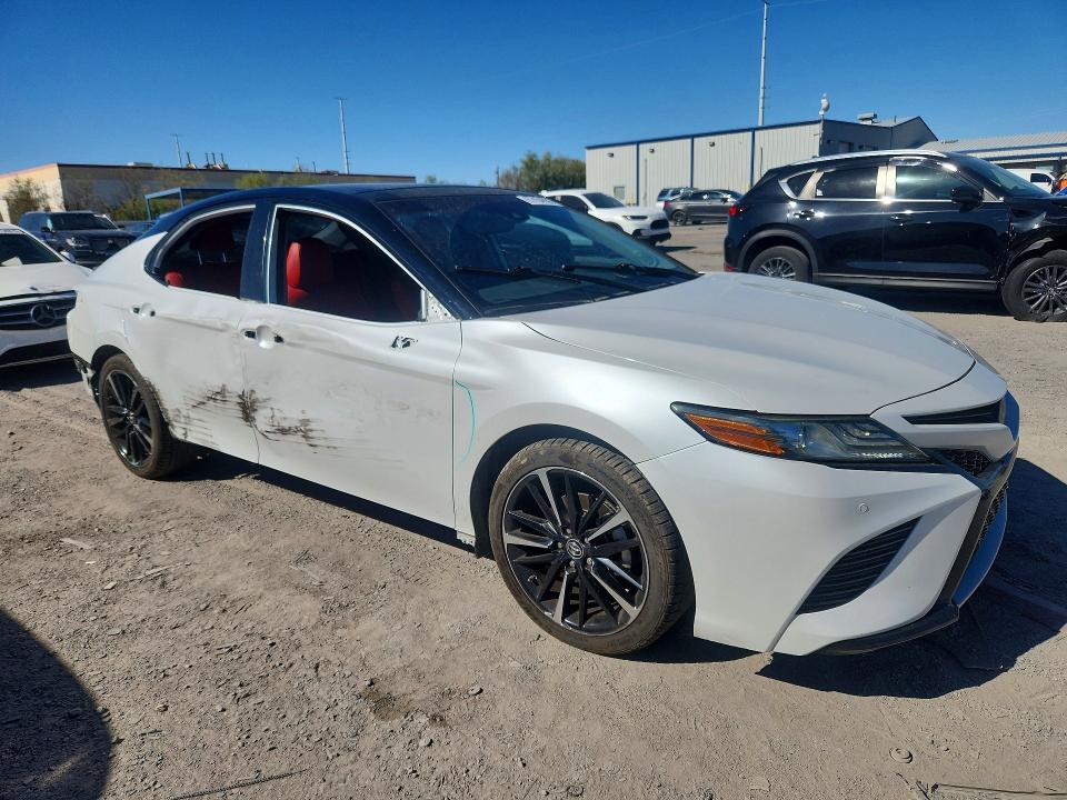 67454866 :رقم المزاد ، 4T1B61HK8KU199213 vin ، 2019 Toyota Camry مزاد بيع