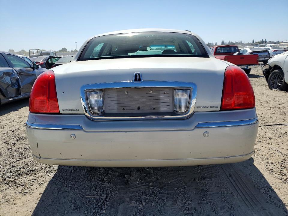 69194926 :رقم المزاد ، 1LNHM82W45Y664491 vin ، 2005 Lincoln Town Car مزاد بيع