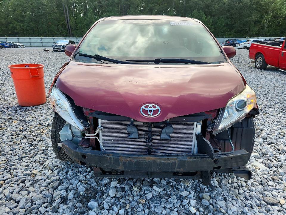 69997756 :رقم المزاد ، 5TDKK3DC1DS389954 vin ، 2013 Toyota Sienna مزاد بيع