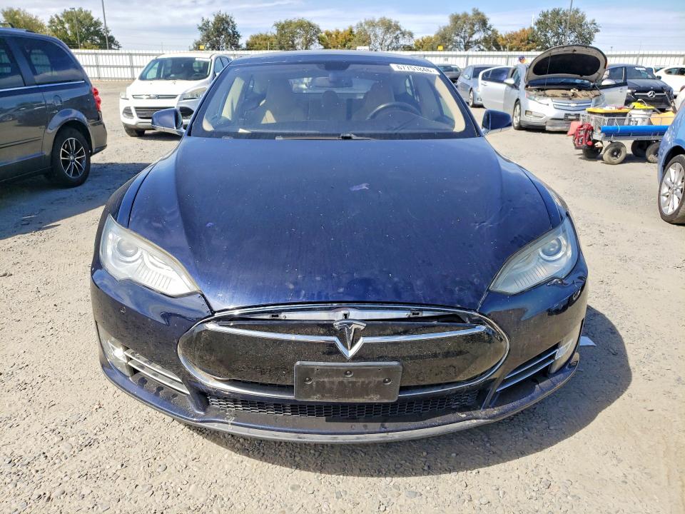 67751846 :رقم المزاد ، 5YJSA1CNXDFP22540 vin ، 2013 Tesla Model S مزاد بيع