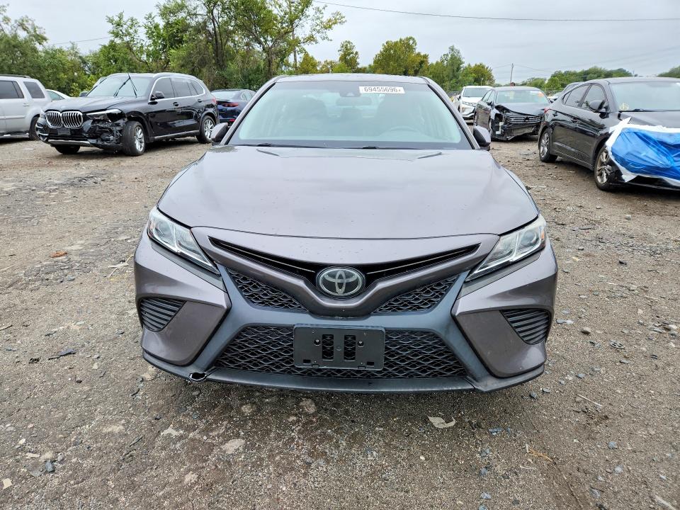 69455696 :رقم المزاد ، 4T1B11HK7JU599776 vin ، 2018 Toyota Camry مزاد بيع