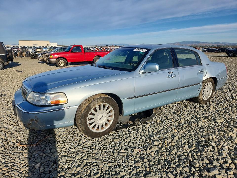 2005 Lincoln Town Car მანქანა იყიდება აუქციონზე, vin: 1LNHM82W05Y657666, აუქციონის ნომერი: 67929106